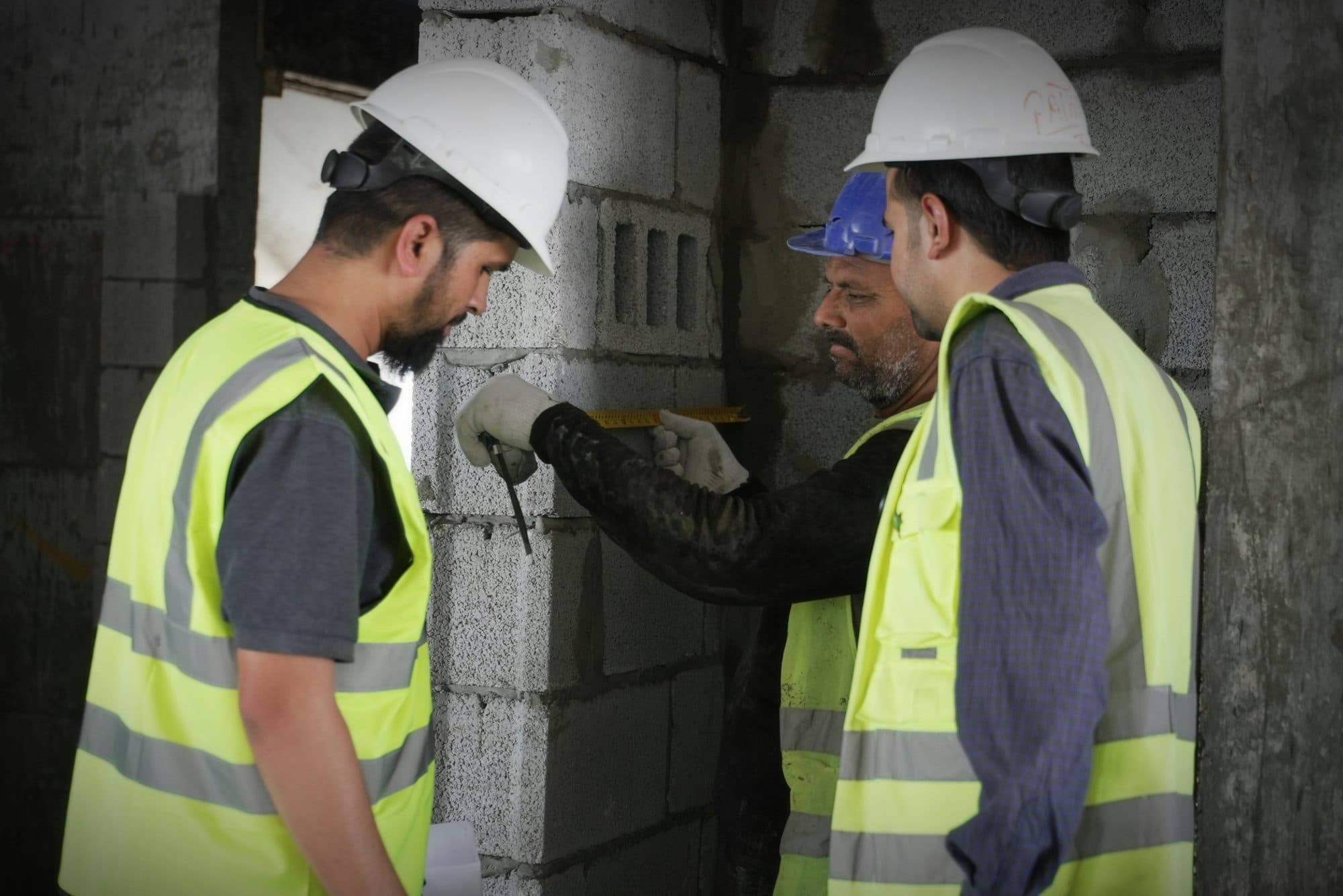 Engenheiros Angoprojectos a aferir medições em obra